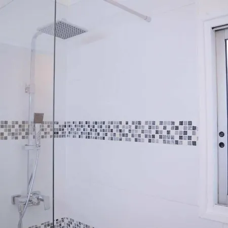 Renove Avec Terrasse, Apercu Et Parking Privatif Au Lavandou, 3 Couchages - Fr-1-251-303 *