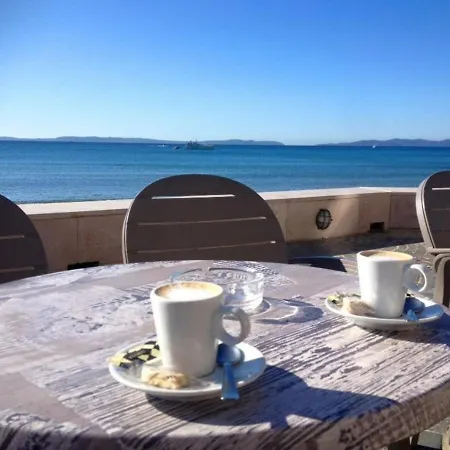 Renove Avec Terrasse, Apercu Et Parking Privatif Au Lavandou, 3 Couchages - Fr-1-251-303 * Le Lavandou